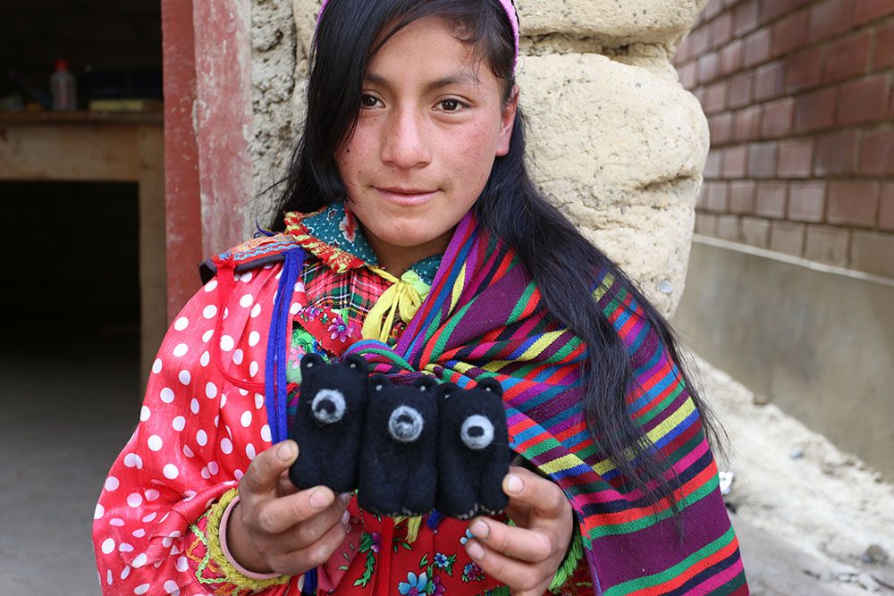 A woman makes a bear "felti"
